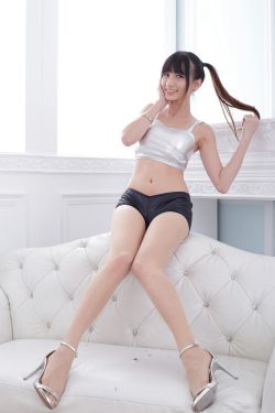 美女被男人撕衣舔胸
